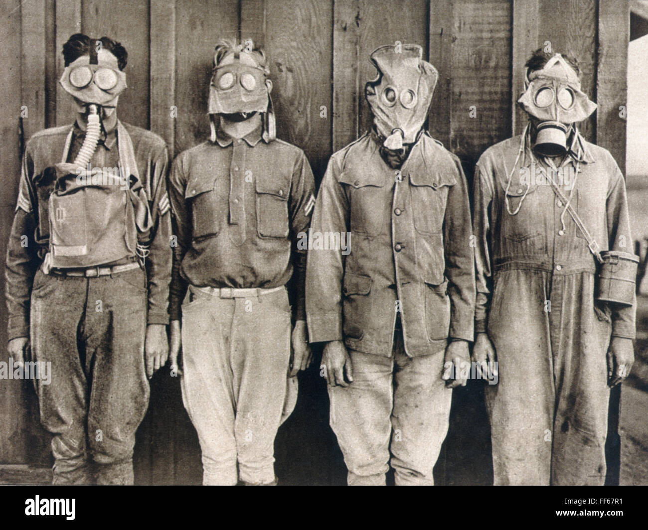 ERSTEN WELTKRIEG: GASKRIEG. /nAmerican Soldaten demonstrieren, die  verschiedene Arten von Gasmasken getragen von (links nach rechts) USA,  britische, französische und deutsche Truppen Stockfotografie - Alamy