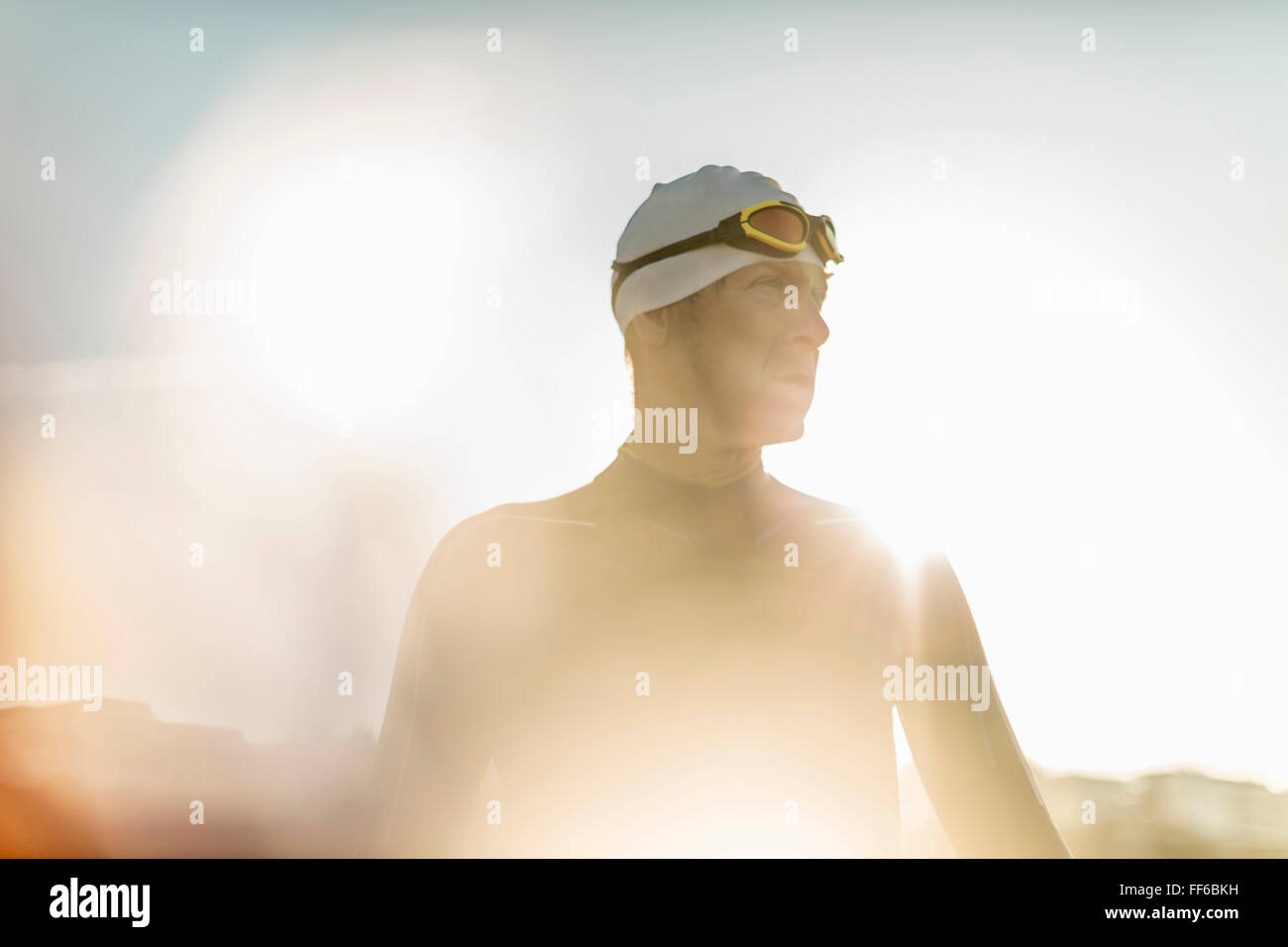 Ein Schwimmer in einen Neoprenanzug schwimmen Hut und Brille. Stockfoto