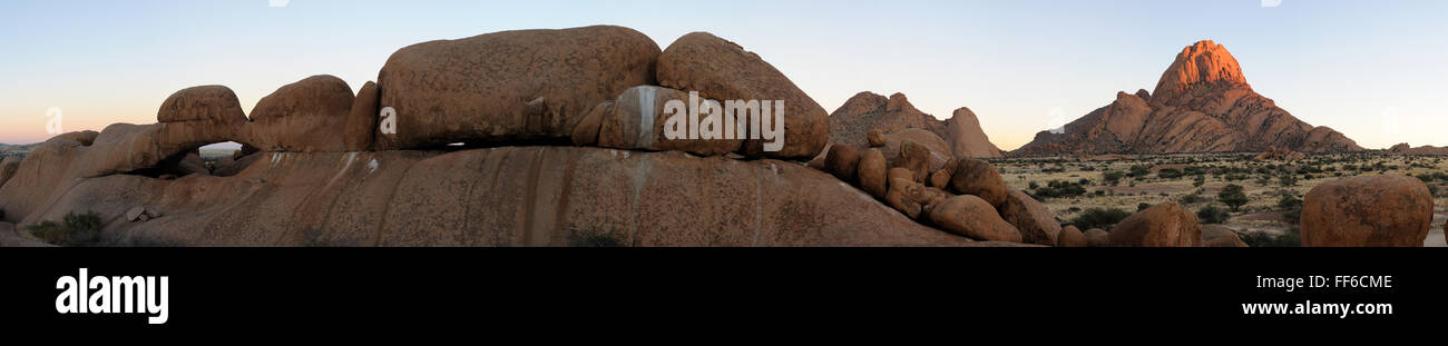 Panorama von elf Fotos von der natürlichen Bogen und Spitzkoppe in Namibia Stockfoto