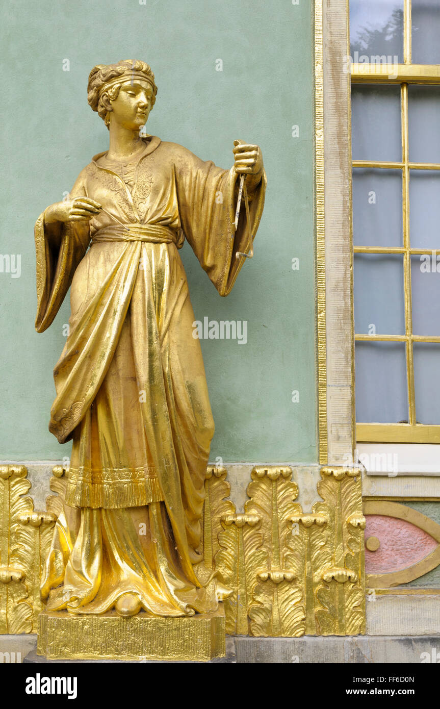 Vergoldete Sandstein Statue einer Frau spielen das Dreieck, Chinesisches Haus, Park Sanssouci, Potsdam, Deutschland Stockfoto