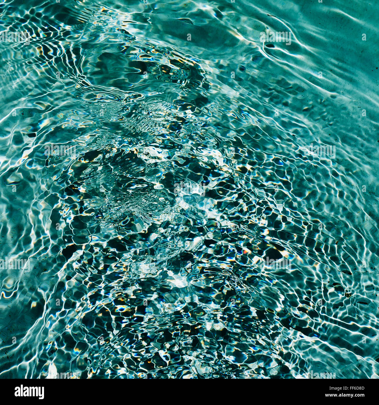 Ein Pool von bewegten Muster, Wellen, Wasser und einen Brunnen-Pool. Stockfoto