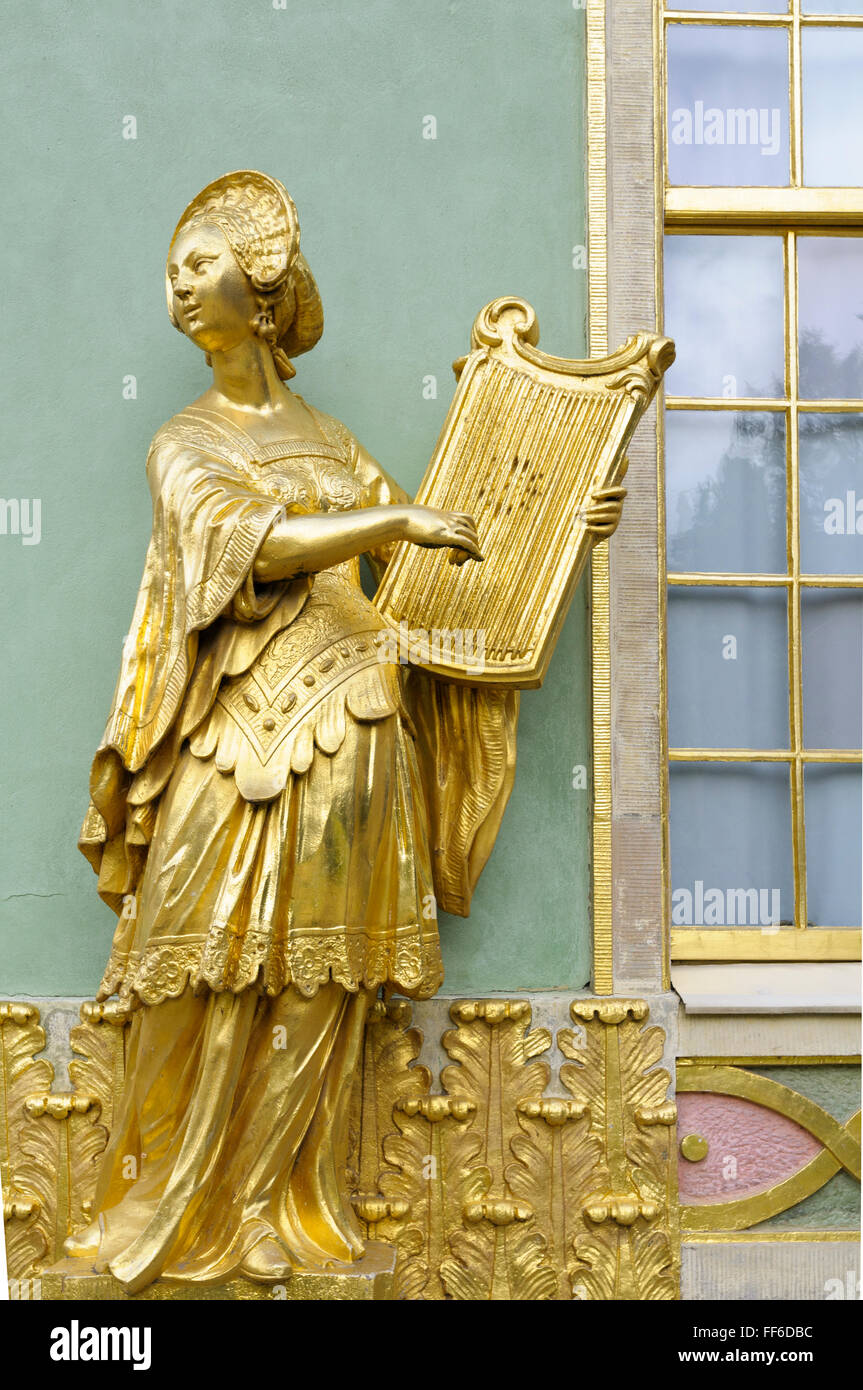 Vergoldete Sandstein Statue einer Frau spielt die Leier, Chinesisches Haus, Park Sanssouci, Potsdam, Deutschland Stockfoto