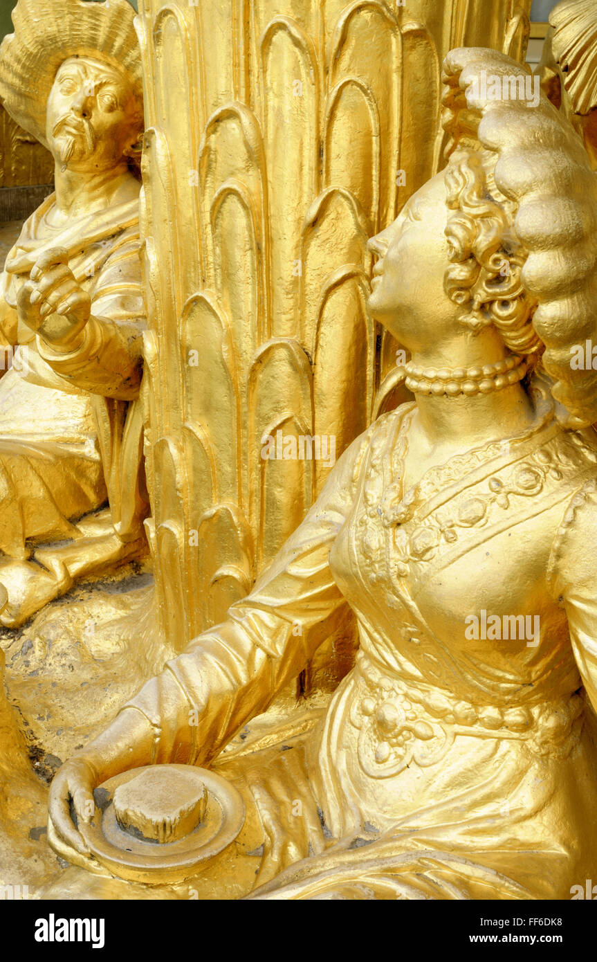 Vergoldete Statuen aus Sandstein von Mann und Frau, Chinesisches Haus, Park Sanssouci, Potsdam, Deutschland Stockfoto