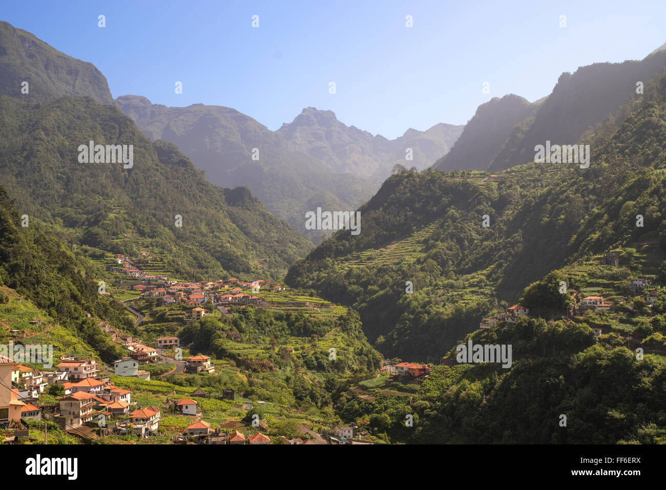 Fruchtbare Terrassenlandschaft mit Obstplantagen, Weinbergen und Dörfer am Faja Penedo mit schroffen Bergen, Nordküste von Madeira Stockfoto