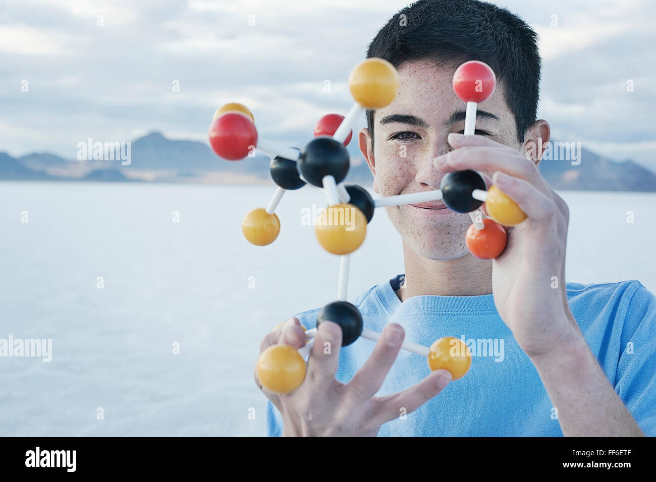 Ein Teenager halten eine molekulare Struktur untersuchen. Stockfoto