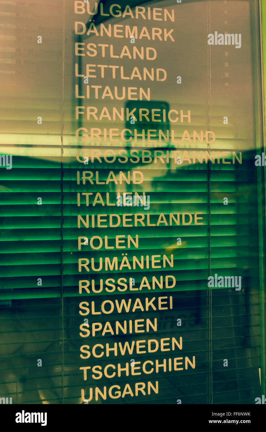 Liste der europäischen Länder auf das Fenster eines Reisebüros Stockfoto