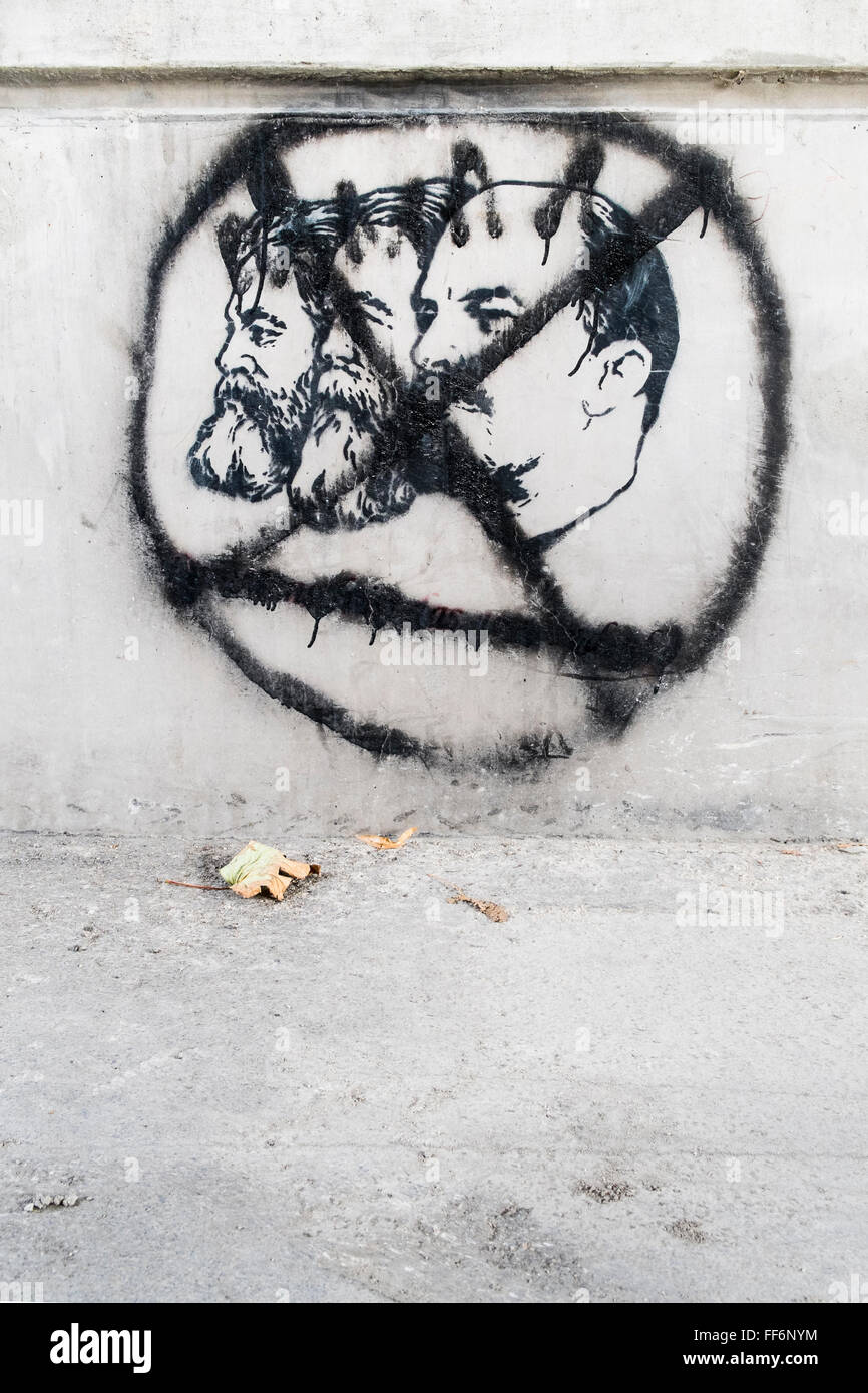 Schablone Graffito an der Wand zeigt Porträts von Karl Marx, Friedrich Engels und Wladimir Lenin später durchgestrichen Stockfoto