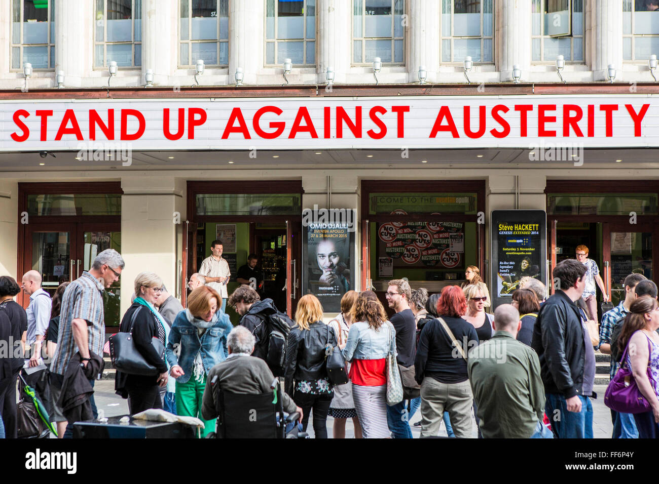 Kundenansturm außerhalb Hammersmith Apollo für die Völker Versammlung Stand Up Against Austerity Komödie auftritt. London. Stockfoto