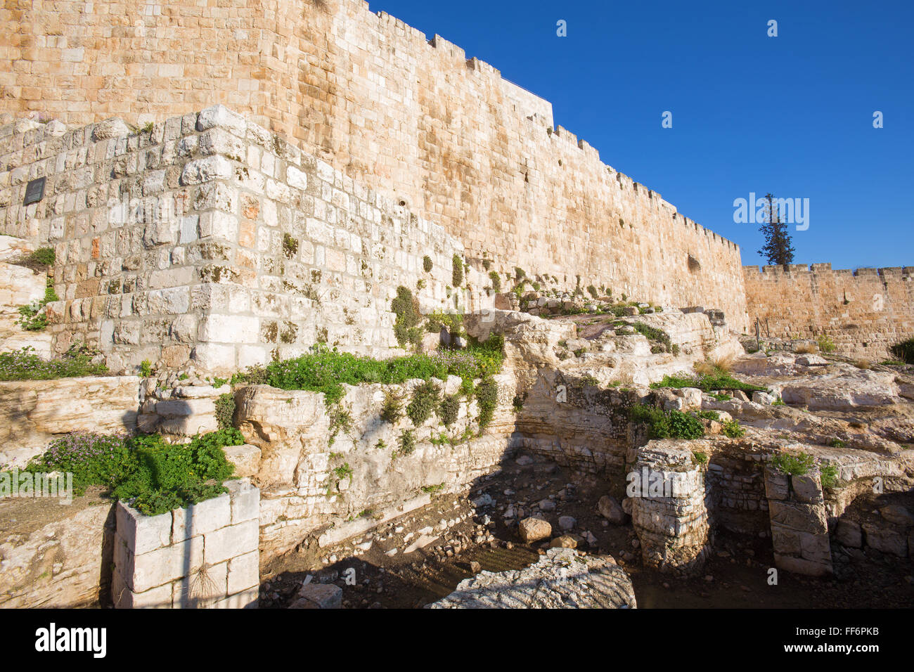 Jerusalem - die südlichen Teil der Stadtmauer und die Ausgrabungen. Stockfoto