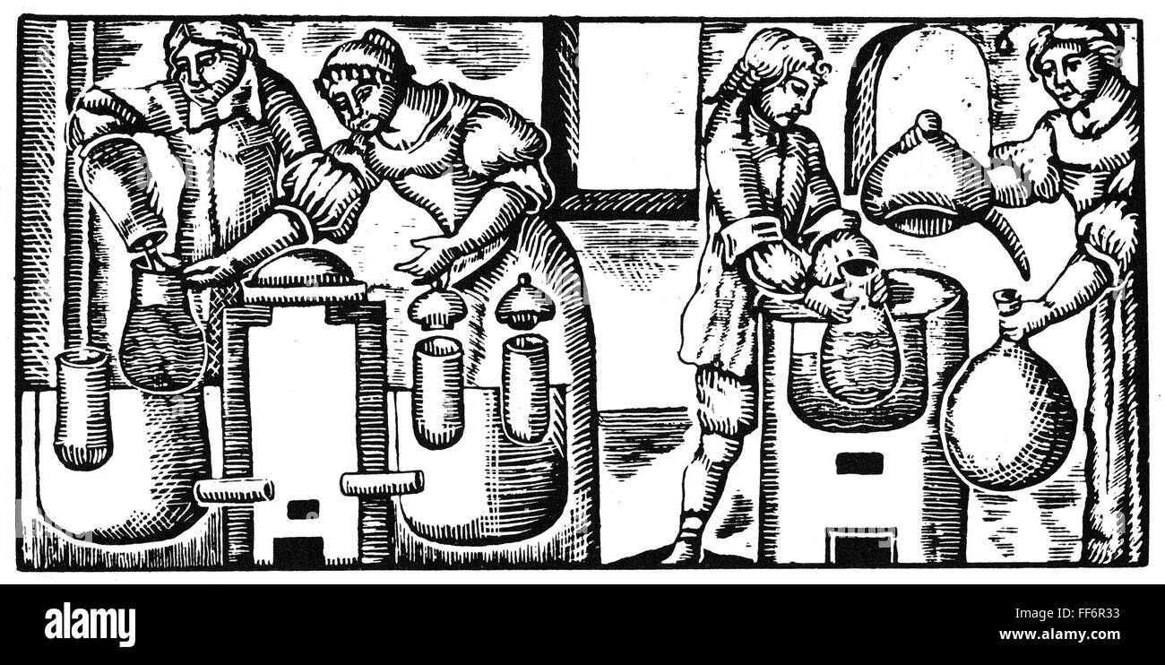 ALCHEMISTEN BEI DER ARBEIT. /nWoodcut, 17. Jahrhundert. Stockfoto