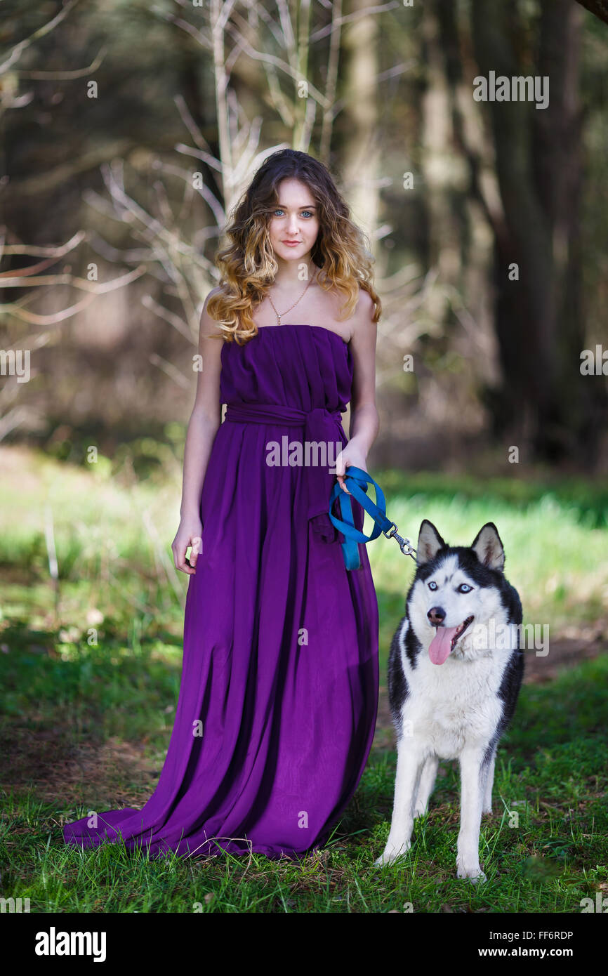 Porträt eines schönen Mädchens mit einem husky Hund in einem Wald im Frühjahr Stockfoto