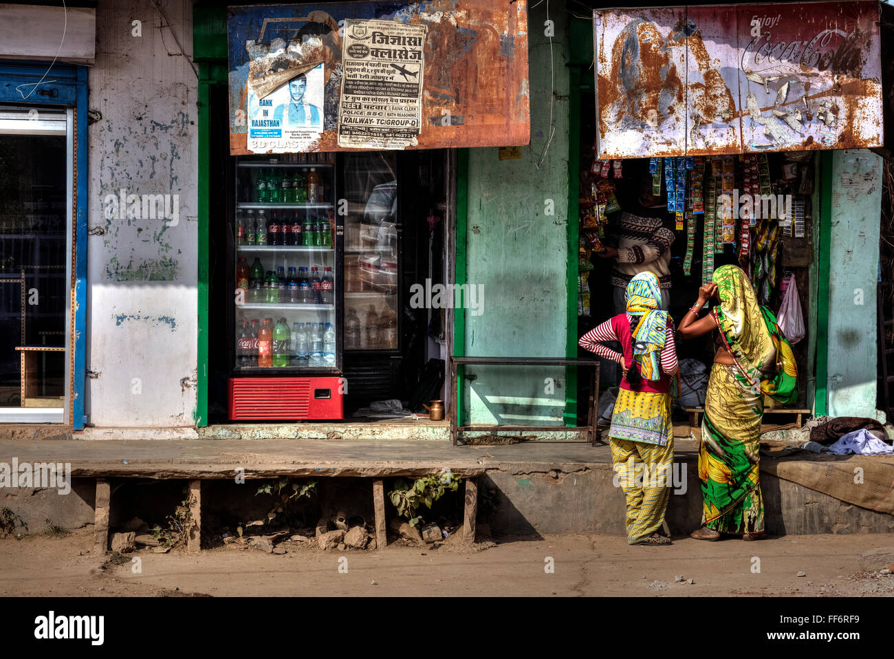 Indische Frauen Einkaufen in Abhaneri, Dausa, Rajasthan, Indien Stockfoto