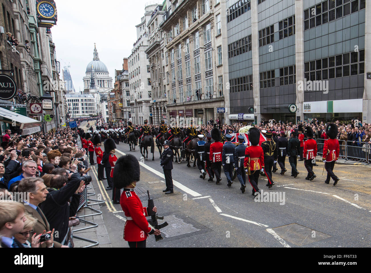 Sarg der Baronin Thatcher verläuft entlang der Fleet Street auf dem Weg nach St. Pauls Cathedral, wo die Beerdigung stattfand. 17. April 2013. London, Vereinigtes Königreich. Stockfoto