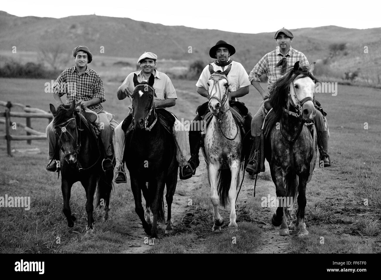 Gauchos Reiten Sie durch die Sierras Chicas in der Landschaft von Cordoba, Argentinien Stockfoto