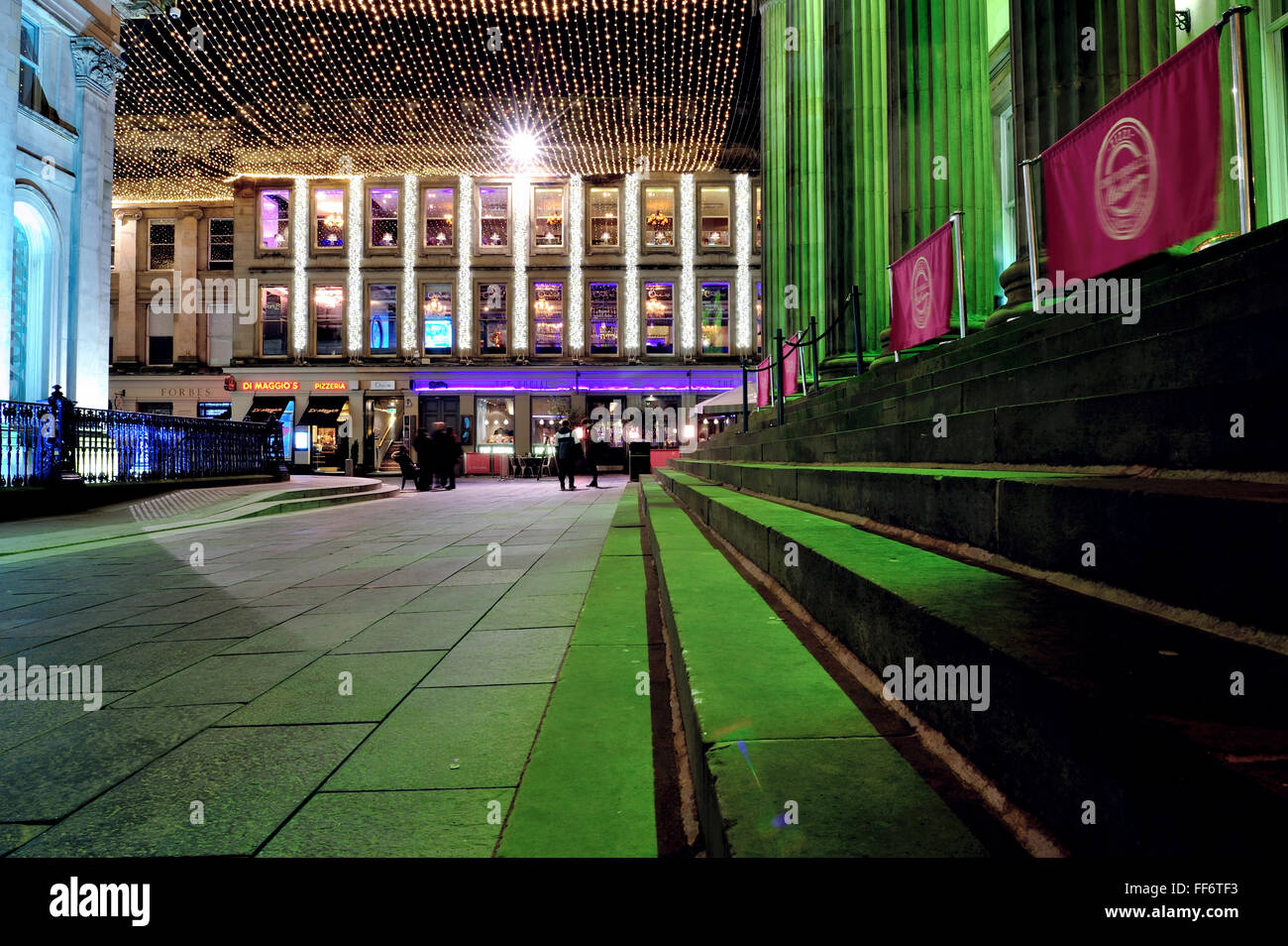 Royal Exchange Square im Stadtzentrum von Glasgow ist nachts beleuchtet. Stockfoto