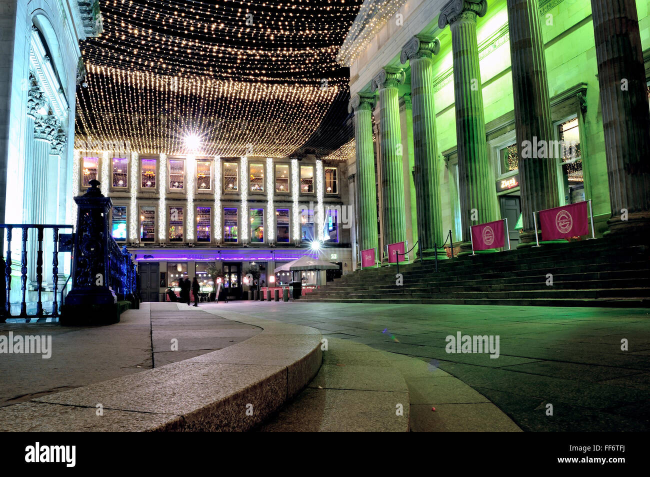 Royal Exchange Square im Stadtzentrum von Glasgow ist nachts beleuchtet. Stockfoto