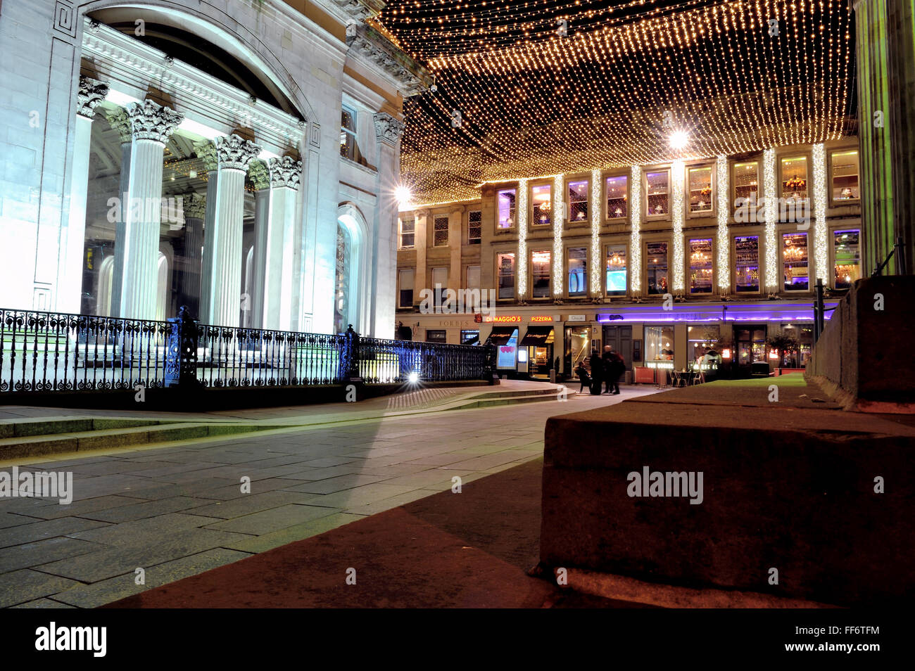 Royal Exchange Square im Stadtzentrum von Glasgow ist nachts beleuchtet. Stockfoto