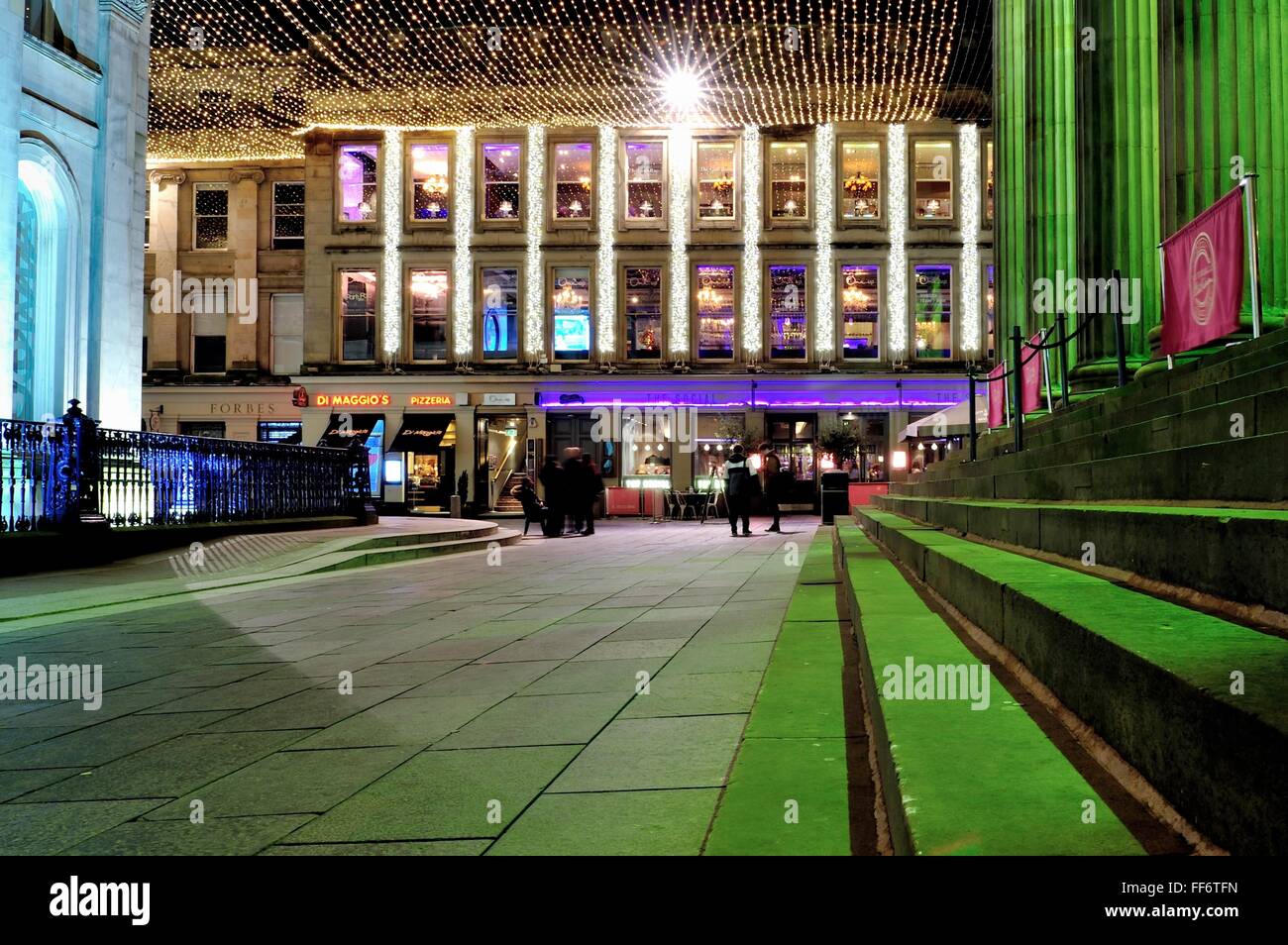 Royal Exchange Square im Stadtzentrum von Glasgow ist nachts beleuchtet. Stockfoto
