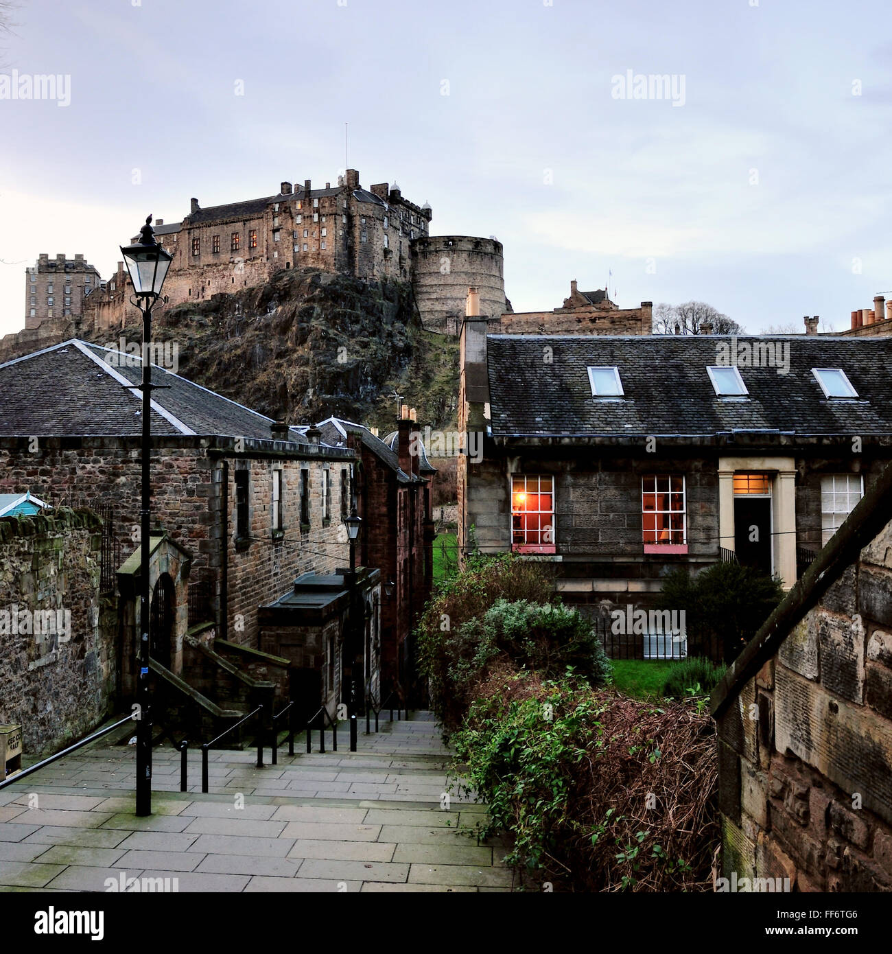 Die Vennel aus der Grassmarket in Edinburghs Altstadt, mit Blick auf Edinburgh Castle. Stockfoto