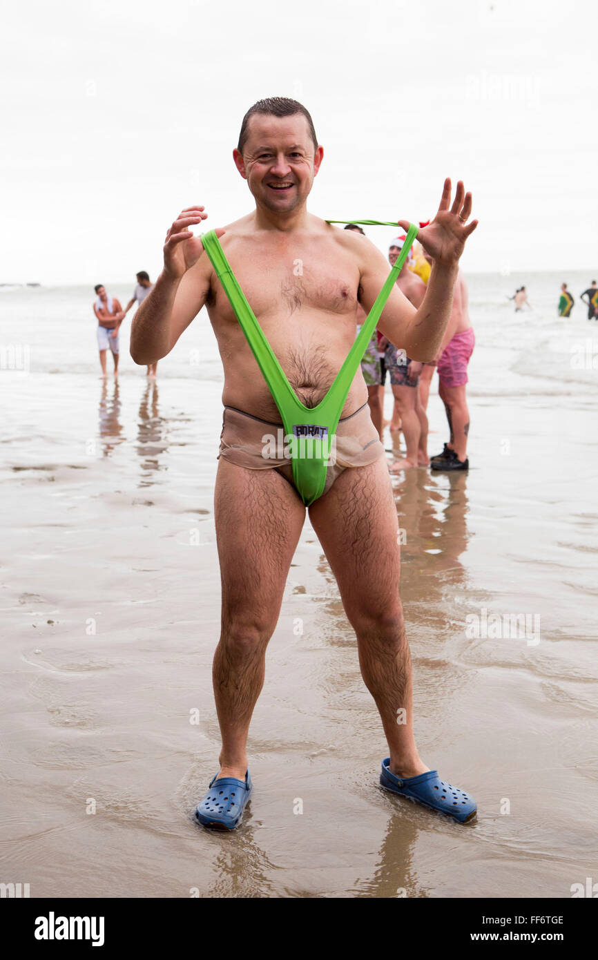 Mann verkleidet als Borat in ein Mankini. Teilnehmer verkleidet für  Folkestone Lions Club Boxing Day Dip. Eine jährliche Kostüm  Fundraising-Veranstaltung, wo allerlei lustige Kostüme und Charaktere geben  Sie den kalten See des