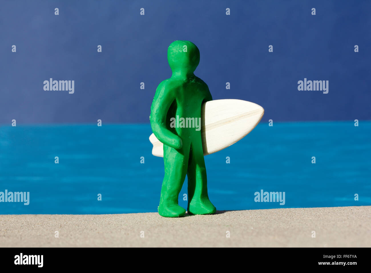 Plastilin Person und Balsa Surfboard. Stockfoto