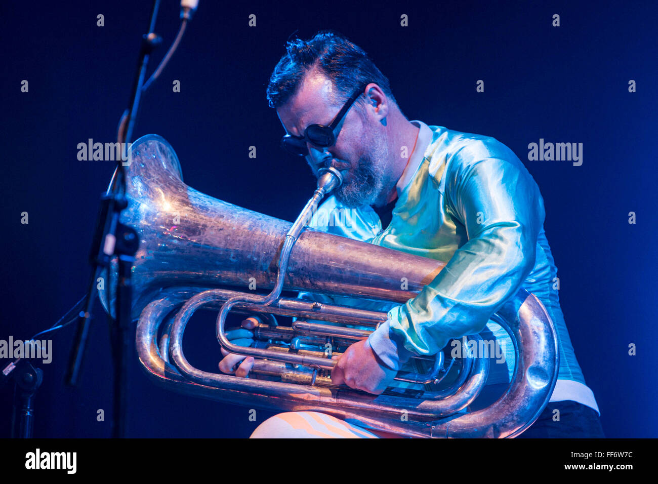 Fat Freddys Drop (New Zealand) durchführen, um große Menschenmengen in den Siam-Zelt.  2014 WOMAD Festival der Weltmusik und Tanz, Charlton Park, Wiltshire. VEREINIGTES KÖNIGREICH. Stockfoto