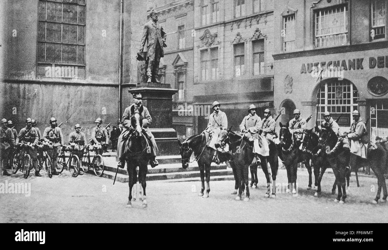 RHEINLANDBESETZUNG, 1923. NUM französischer general mit Kavallerie