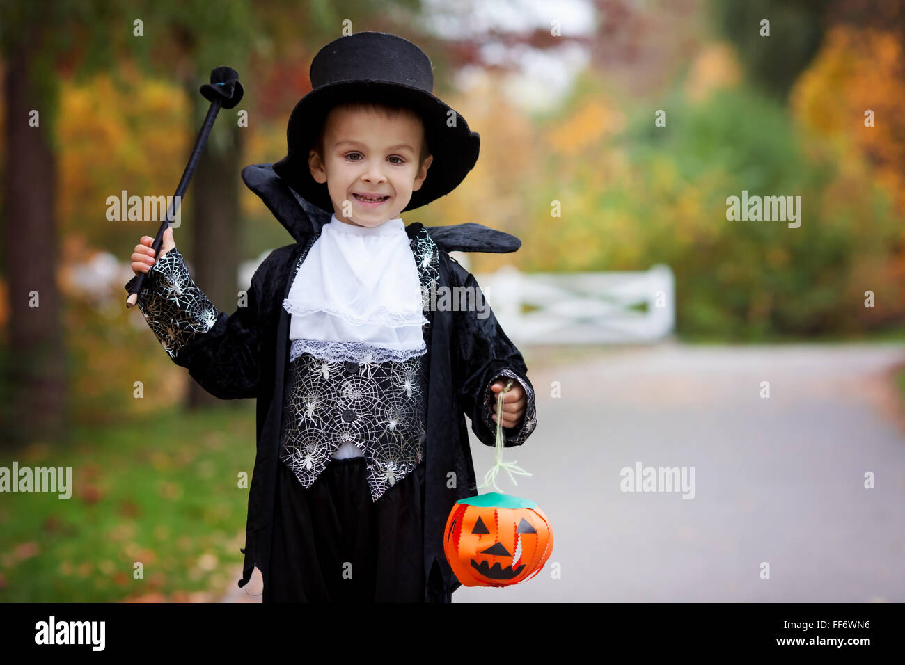 Süsser Boy im Park, in Zauberer Kostüm für Halloween, Spaß Stockfoto