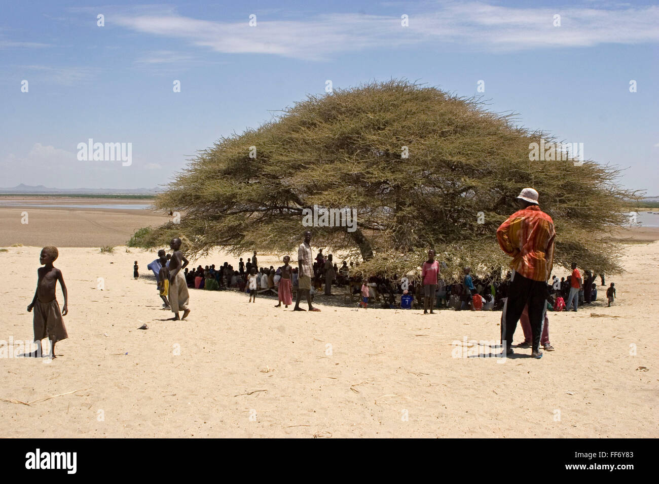 Eine Sitzung ist für die Bewohner von Longech im Norden Kenias Turkana und Umgebung statt. Sie haben regelmäßige zusammen, um aktuelle Themen zu diskutieren und auch ärztliche Hilfe zu erhalten. Klimawandel in der Region Nord-Kenia hat einen großen Einfluss auf diese traditionell nomadischen Viehwirtschaft, mit Dürren passiert immer häufiger und für längere Laufzeiten. Mit Hilfe von verschiedenen Wohltätigkeitsorganisationen und die kenianische Regierung finden sie Wege, Ernährungssicherheit zu pflegen. Stockfoto