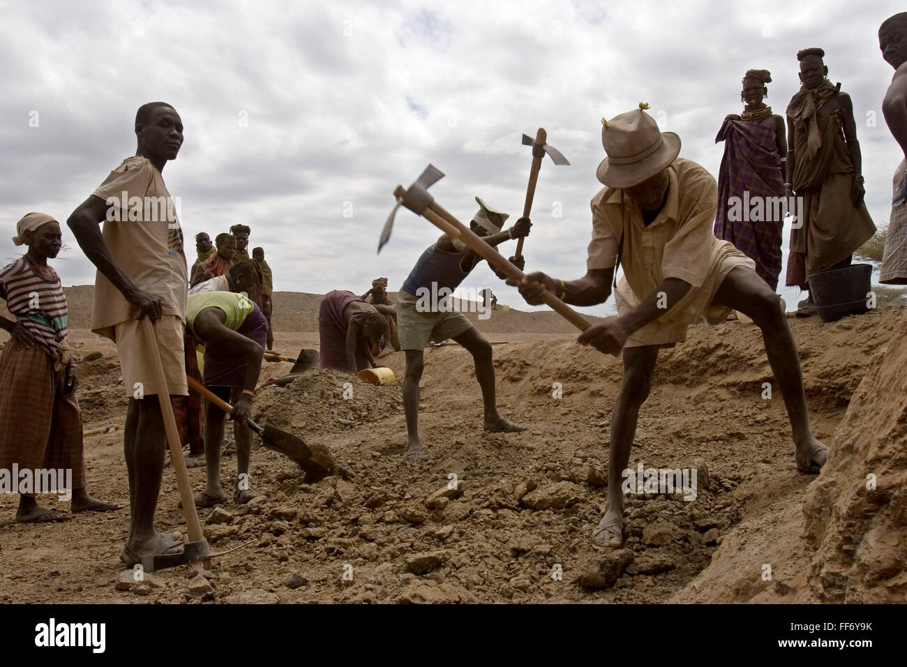 Lokalen Turkana Männer & Frauen aus Kanukurudio Graben eine neue Wanne in Nordkenia. Organisiert wird das Wasser Pfanne Rehabilitation Projekt von Oxfam und die Einheimischen sind in ein Cash-Plan arbeiten. 126 Haushalte in der Umgebung sind für 5 Monate beschäftigt. Stockfoto