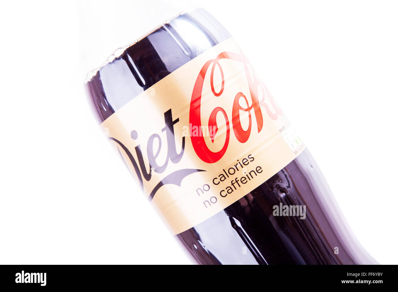 Diät-Cola Cola ohne Koffein Kalorien Flasche Winkel Ausschnitt ausschneiden weißen Hintergrund isoliert freie Stockfoto