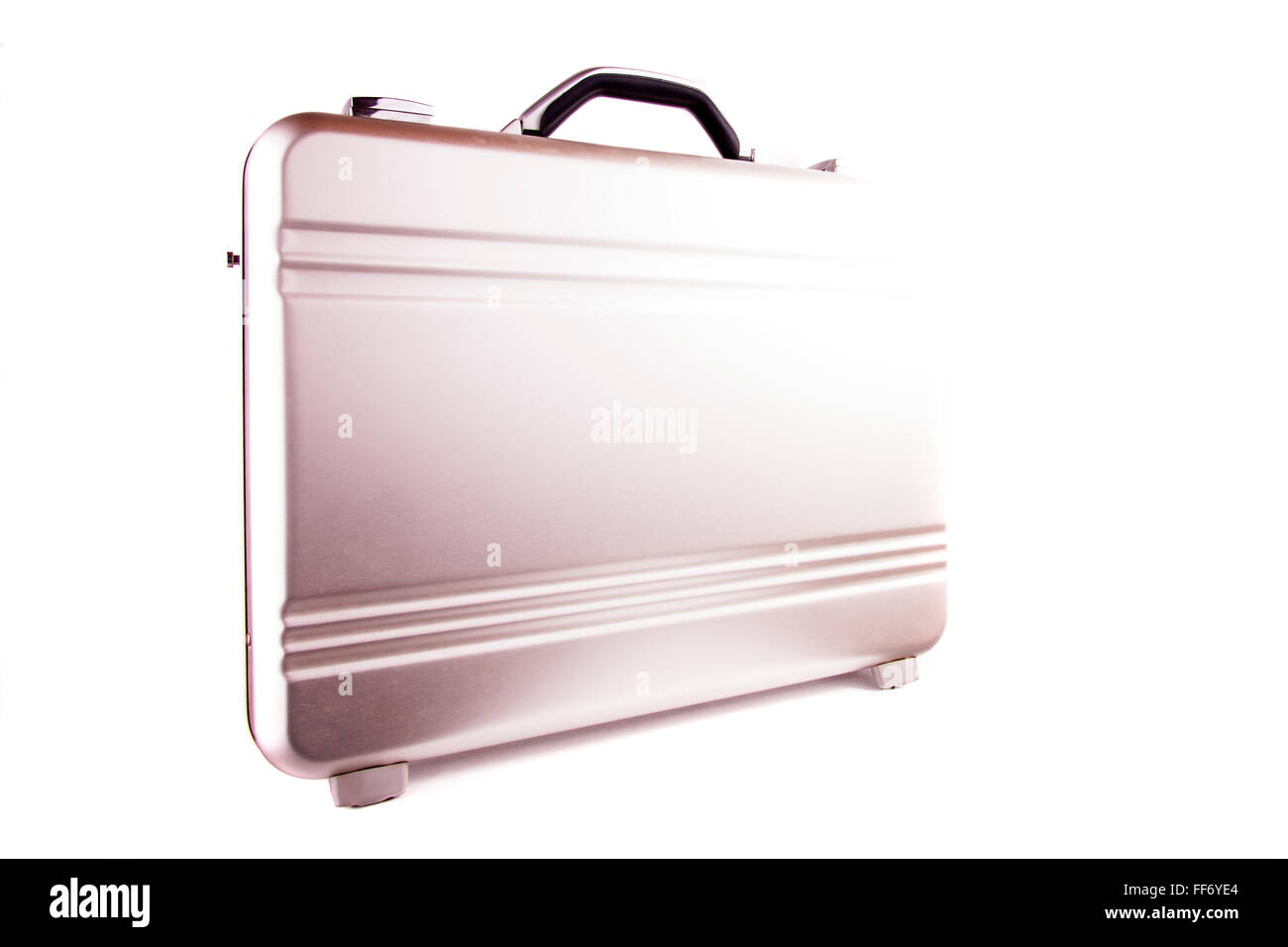 Metallischen Aktenkoffer Aluminium Gehäuse Silber Dokument Inhaber Transport Geld Cash Ausschnitt ausschneiden weißen Hintergrund isoliert Stockfoto