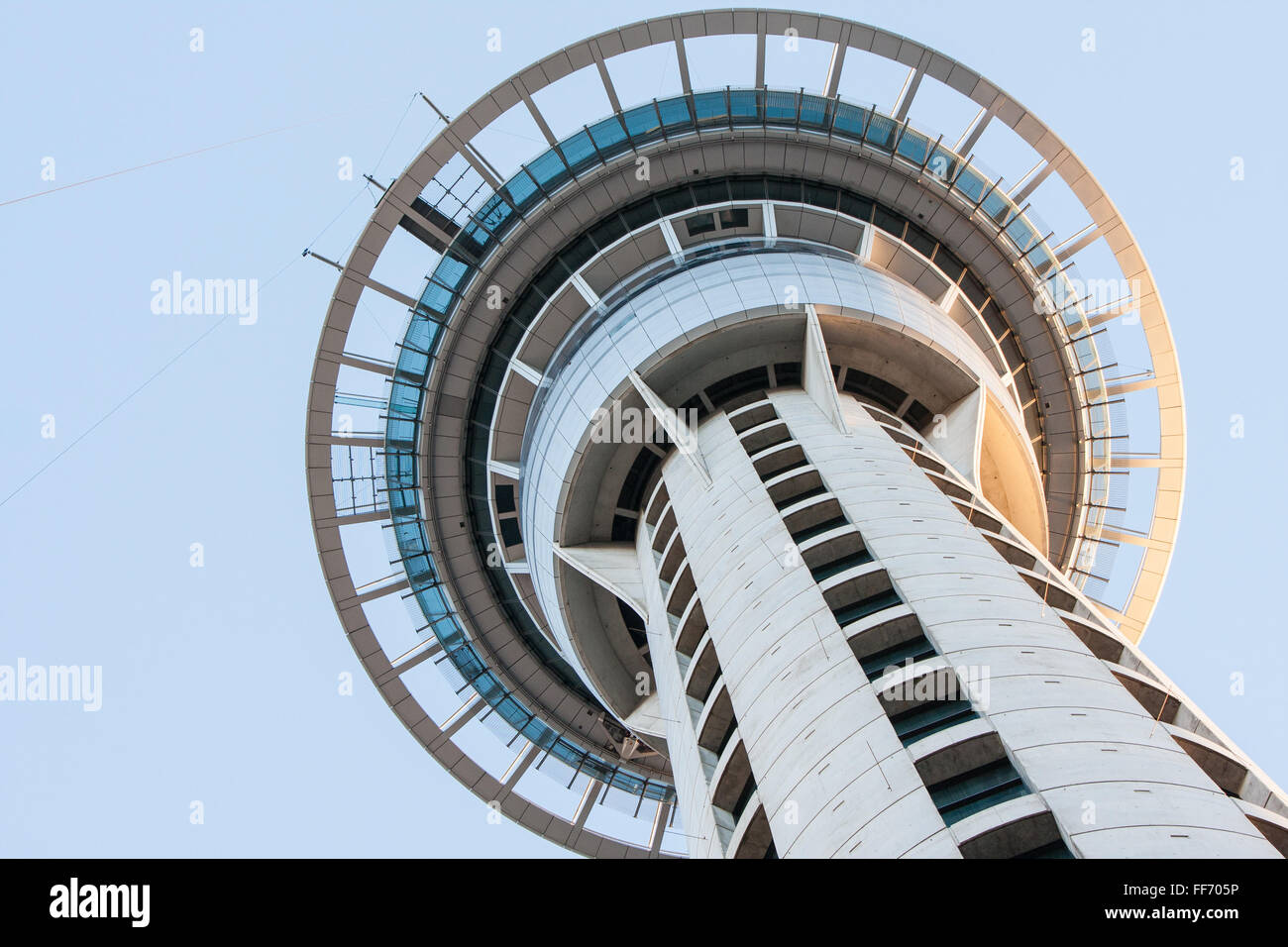 Blick auf Sky Tower aus direkt darunter. Auckland, Neuseeland Stockfoto
