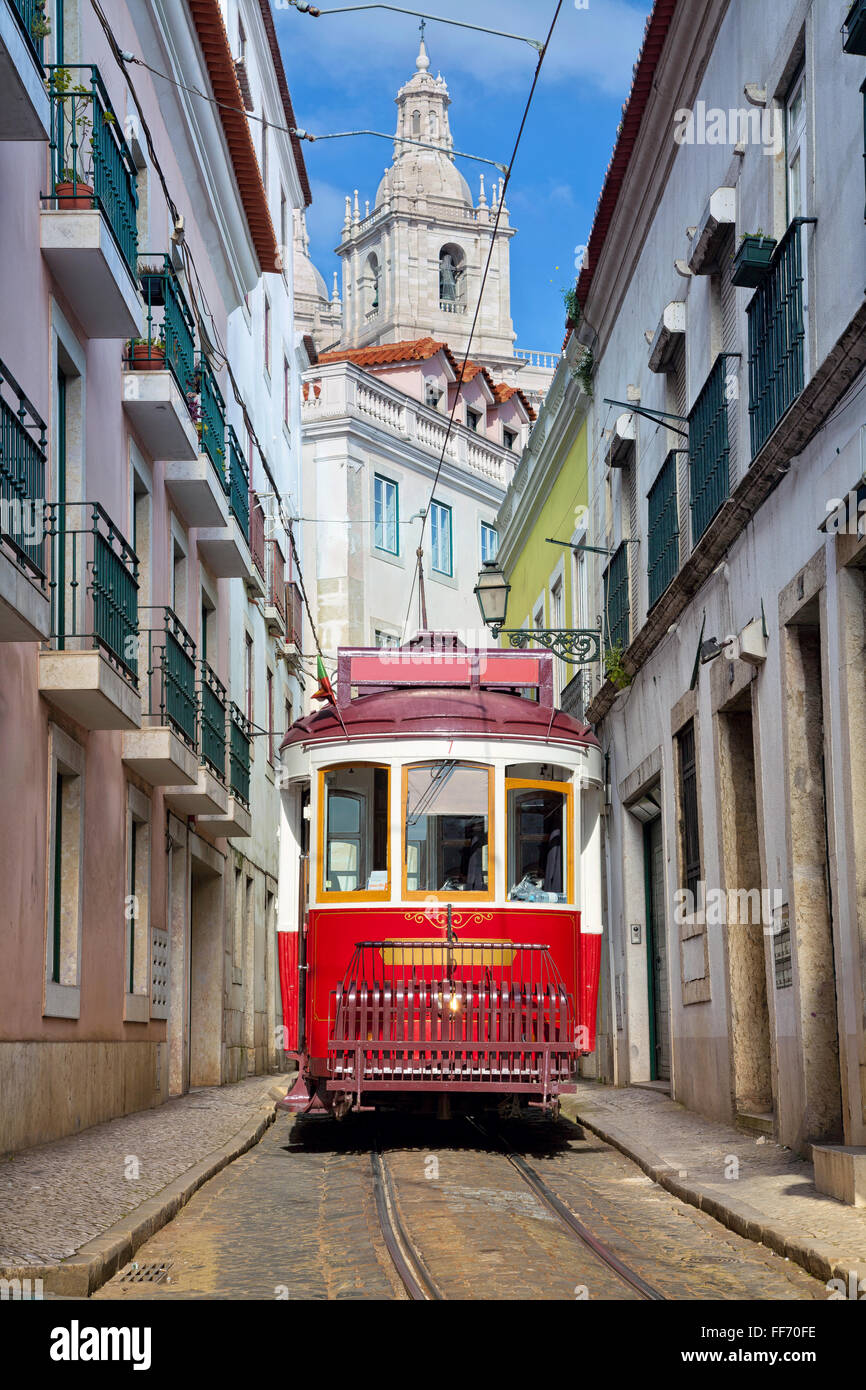 Lissabon. Bild der Straße von Lissabon mit der historischen Straßenbahn. Stockfoto