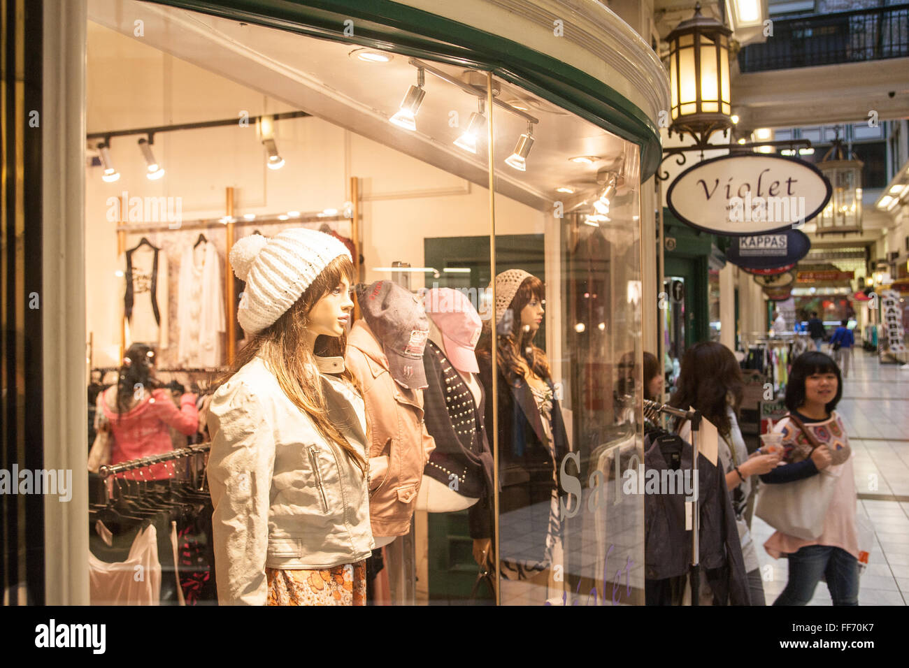 Violette Koreanisch betrieben Womens Fashion Boutique-Shop in Arkade aus Queen Street, Auckland, Neuseeland Stockfoto