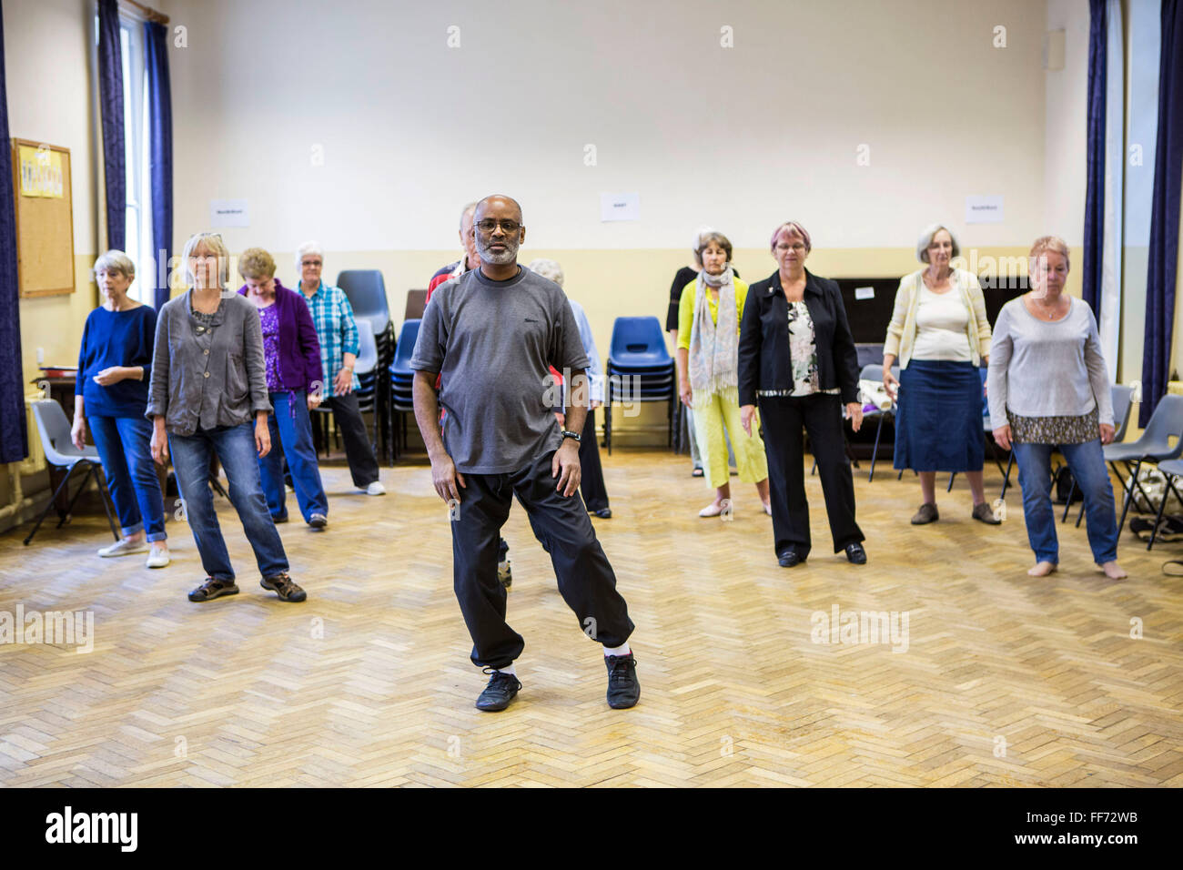 Tai Chi-Klasse in ein Gemeindezentrum für ältere Einwohner von Bath, Somerset. Tai Chi ist eine chinesische Kampfkunst praktiziert für Verteidigung Ausbildung und gesundheitliche Vorteile. Stockfoto