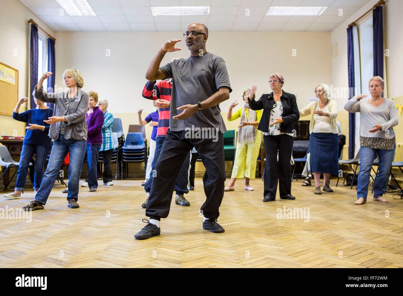 Tai Chi-Klasse in ein Gemeindezentrum für ältere Einwohner von Bath, Somerset. Tai Chi ist eine chinesische Kampfkunst praktiziert für Verteidigung Ausbildung und gesundheitliche Vorteile. Stockfoto