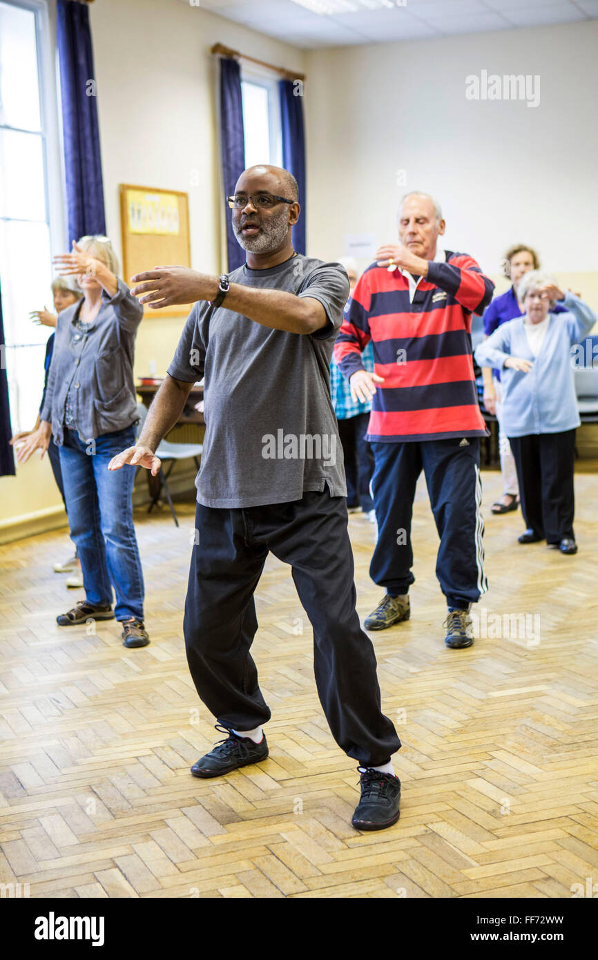 Tai Chi-Klasse in ein Gemeindezentrum für ältere Einwohner von Bath, Somerset. Tai Chi ist eine chinesische Kampfkunst praktiziert für Verteidigung Ausbildung und gesundheitliche Vorteile. Stockfoto