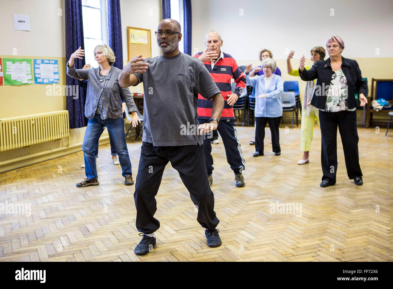 Tai Chi-Klasse in ein Gemeindezentrum für ältere Einwohner von Bath, Somerset. Tai Chi ist eine chinesische Kampfkunst praktiziert für Verteidigung Ausbildung und gesundheitliche Vorteile. Stockfoto