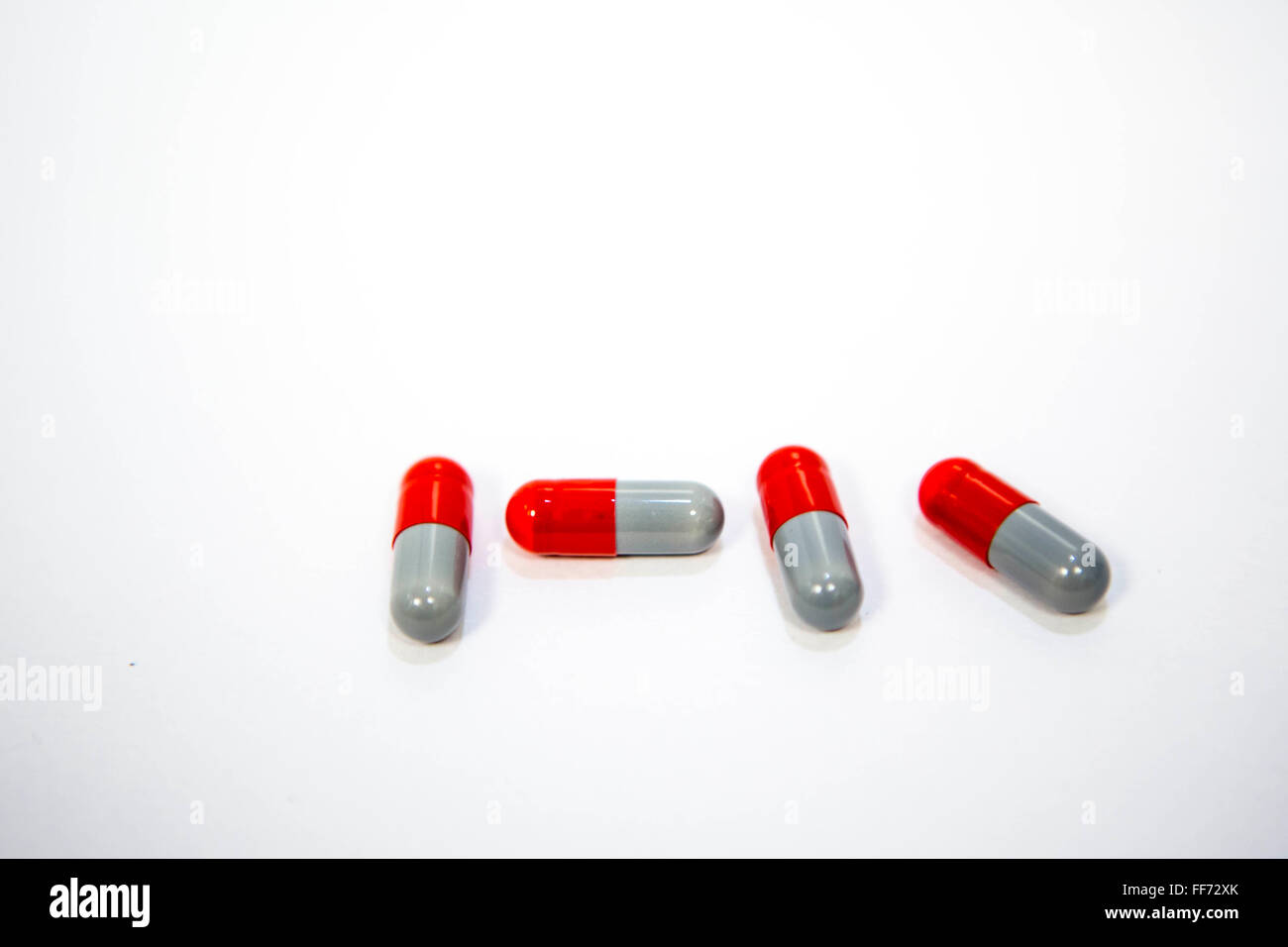 4 Medikamente Kapseln von Antibiotikum Rifampicin verwendet zur Behandlung bakterieller Infektionen, einschließlich Tuberkulose in einer Londoner TB-Klinik, England, UK. Stockfoto