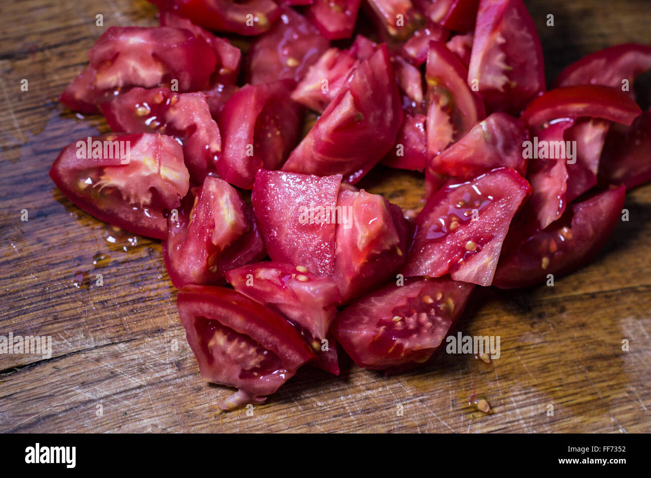 Gehackten frischen Tomaten auf Holzbrett Stockfoto