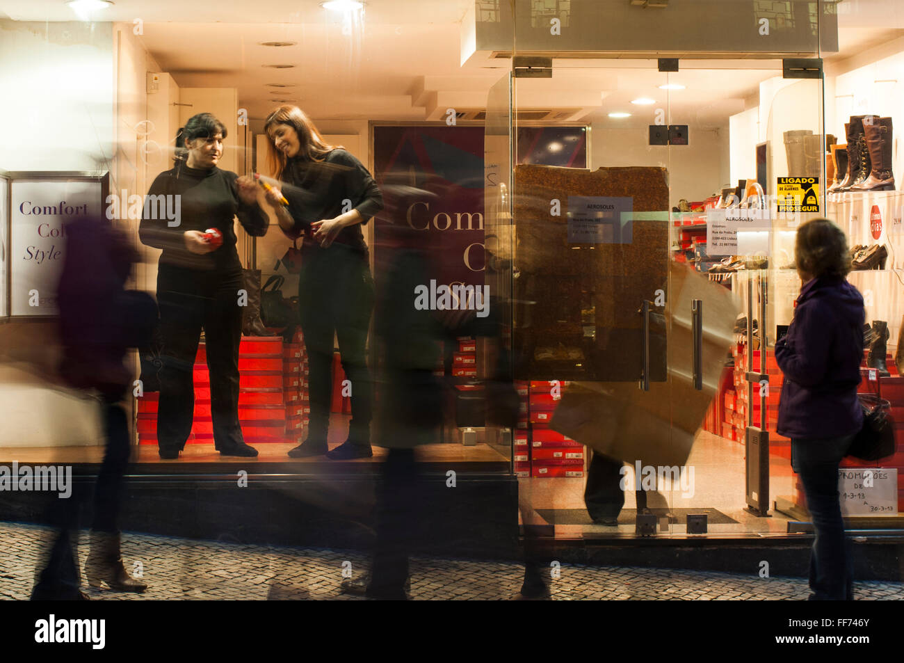 Reinigung der Schaufenster im Stadtzentrum von Lissabon. Stockfoto
