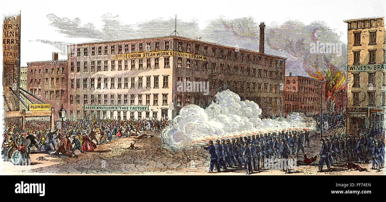NEW YORK: DRAFT RIOTS 1863. /nThe militärische feuern auf den Mob am 22nd Street und Second Avenue in New York City Draft Riots von 13.-16. Juli 1863. Zeitgenössische farbige Gravur. Stockfoto