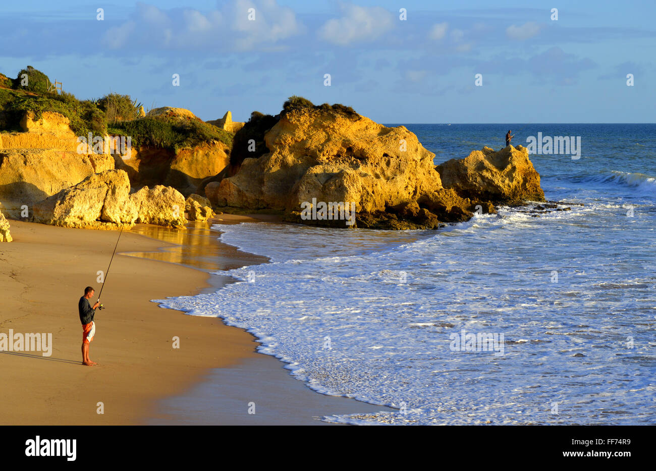 Männer Angeln vom Sietskes Strand an der Algarve-Küste Stockfoto