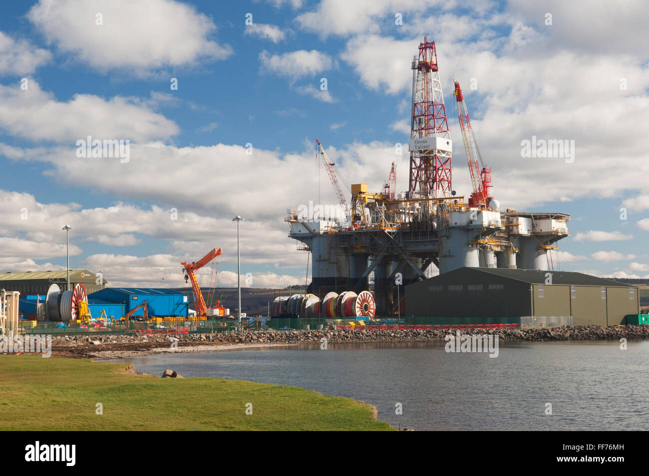 Bohrinsel vor Anker aus der Stadt Invergordon im Cromarty Firth - Ross-Shire, Schottland. Stockfoto