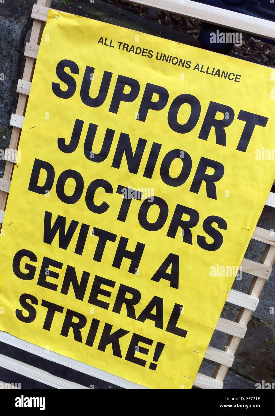 Junior Spitalsärzte Streik, Kings College Hospital in London - Plakat auf Streikposten Stockfoto