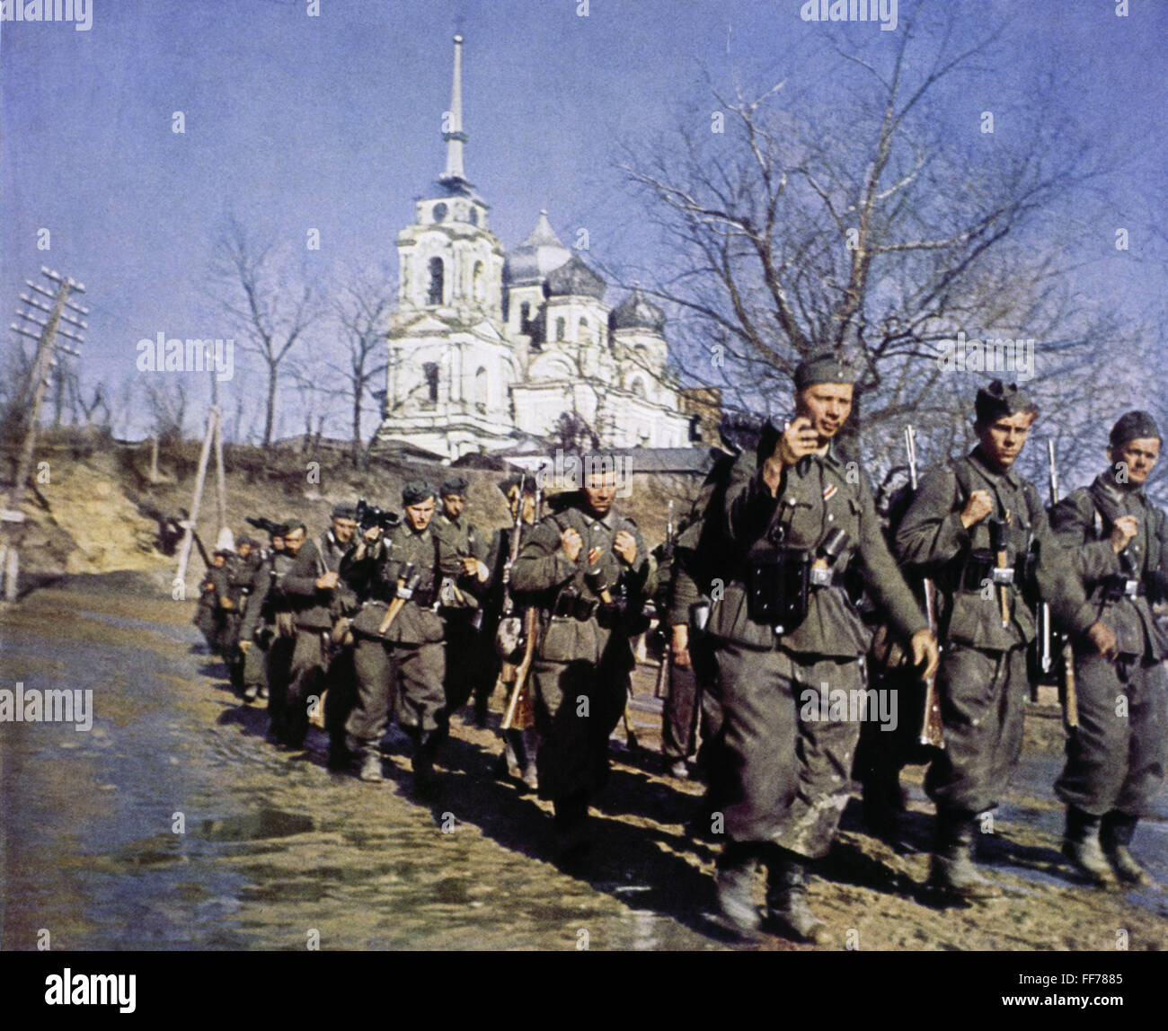 Ereignisse, Zweiter Weltkrieg, Russland 1942 / 1943, Deutsche Infanterie auf dem marsch in der Ukraine, um 1942, Infanteristen, Marsch, Schlammperiode, Wehrmacht, Soldaten, Uniform, Uniformen, Ausrüstung, Sowjetunion, UdSSR, 20. Jahrhundert, historisch, historisch, Ostfront, Kirche, Menschen, 1940er Jahre, Zusatzrechte-Clearences-nicht vorhanden Stockfoto