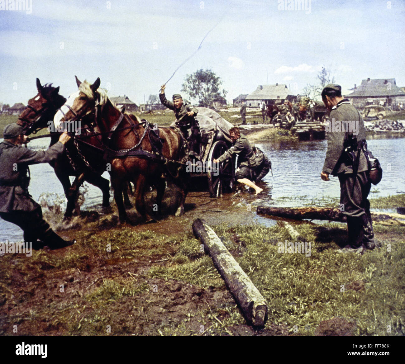 Veranstaltungen, 2. Weltkrieg, Wehrmacht, Pferdewagen mit Versorgung über einen Fluss, um 1942, Zusatzrechte-Clearences-nicht vorhanden Stockfoto
