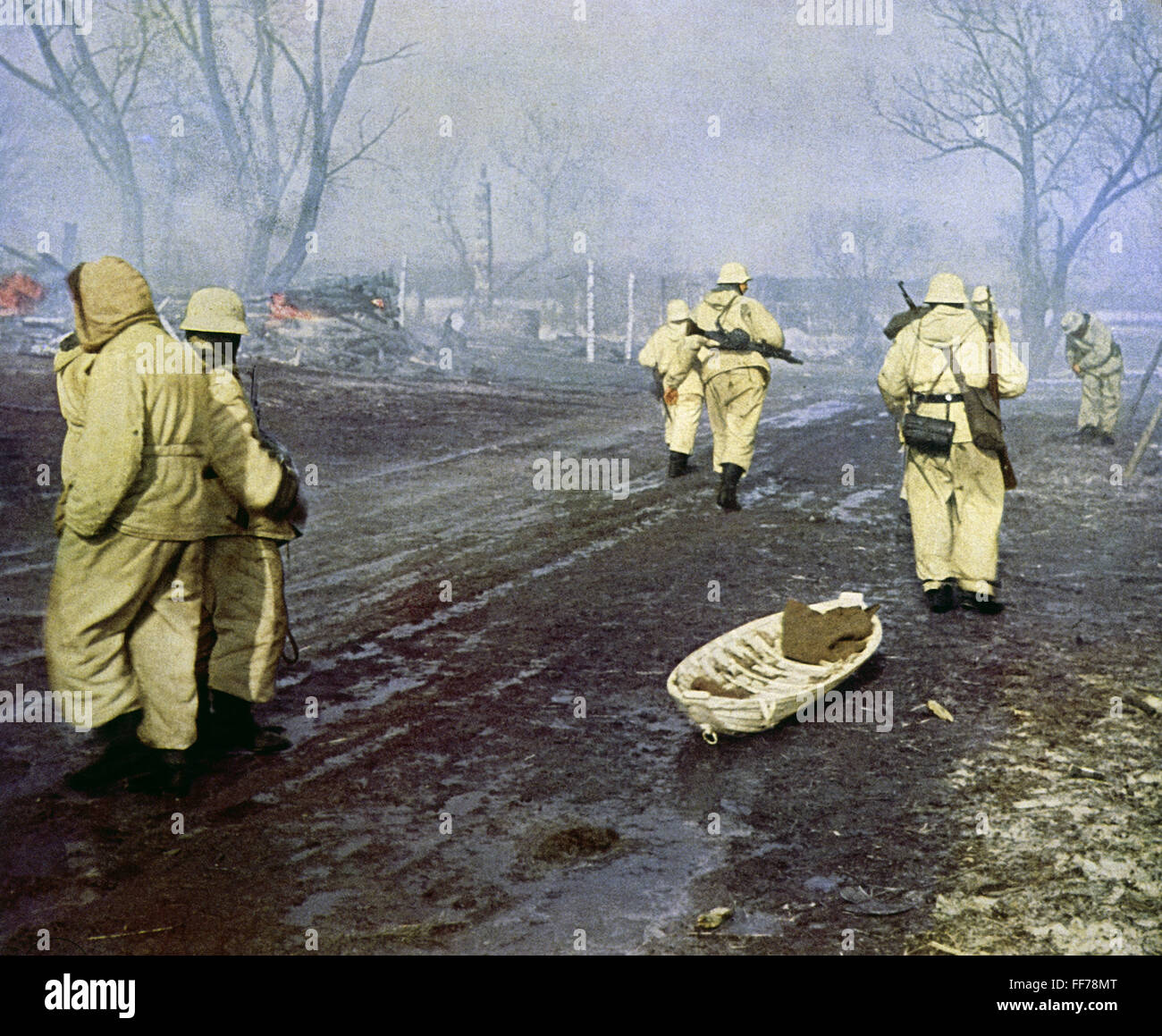Ereignisse, Zweiter Weltkrieg, Russland 1942 / 1943, Deutsche Infanteristen in Schneeanzügen, um 1943, Wintertarnung, Schneeanzug, Schneeanzüge, Ostfront, Sowjetunion, UdSSR, 20. Jahrhundert, historisch, Soldaten, Wehrmacht, Infanterie, Menschen, 1940er Jahre, Additional-Rights-Clearences-not available Stockfoto