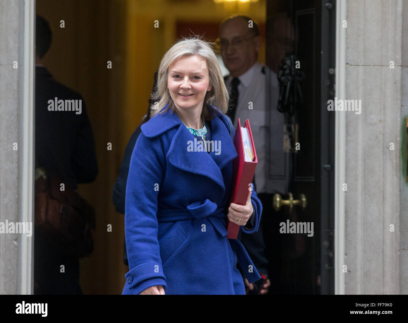 Liz Truss, Staatssekretär für Umwelt, Ernährung und ländliche Angelegenheiten in der Nummer 10 Downing Street für eine Kabinettssitzung Stockfoto